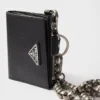 Cartera pequeña de piel Saffiano con cadena Cartera pequeña de piel Saffiano con cadena