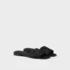 Chanclas de cuero con detalles de ganchillo Chanclas de cuero con detalles de ganchillo
