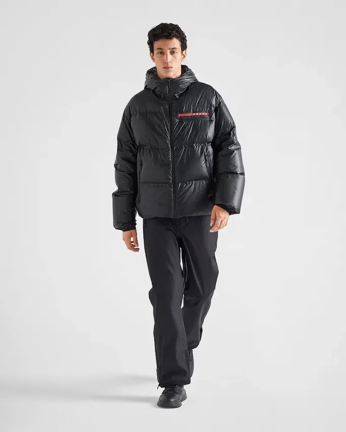 Chaqueta acolchada con capucha de Re-Nylon ligero Chaqueta acolchada con capucha de Re-Nylon ligero