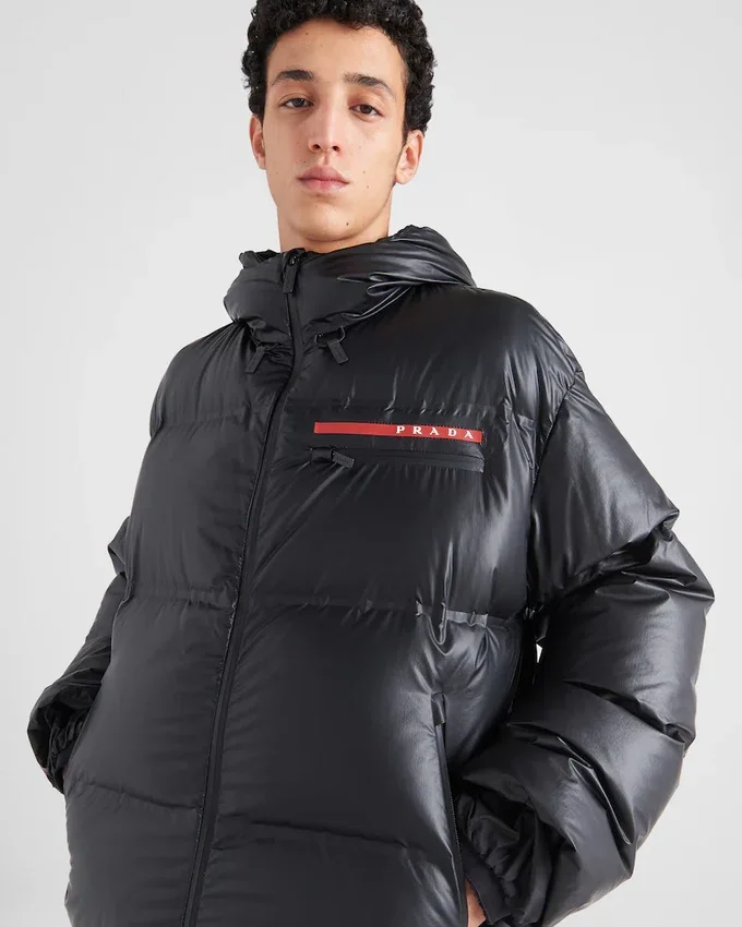 Chaqueta acolchada con capucha de Re-Nylon ligero Chaqueta acolchada con capucha de Re-Nylon ligero