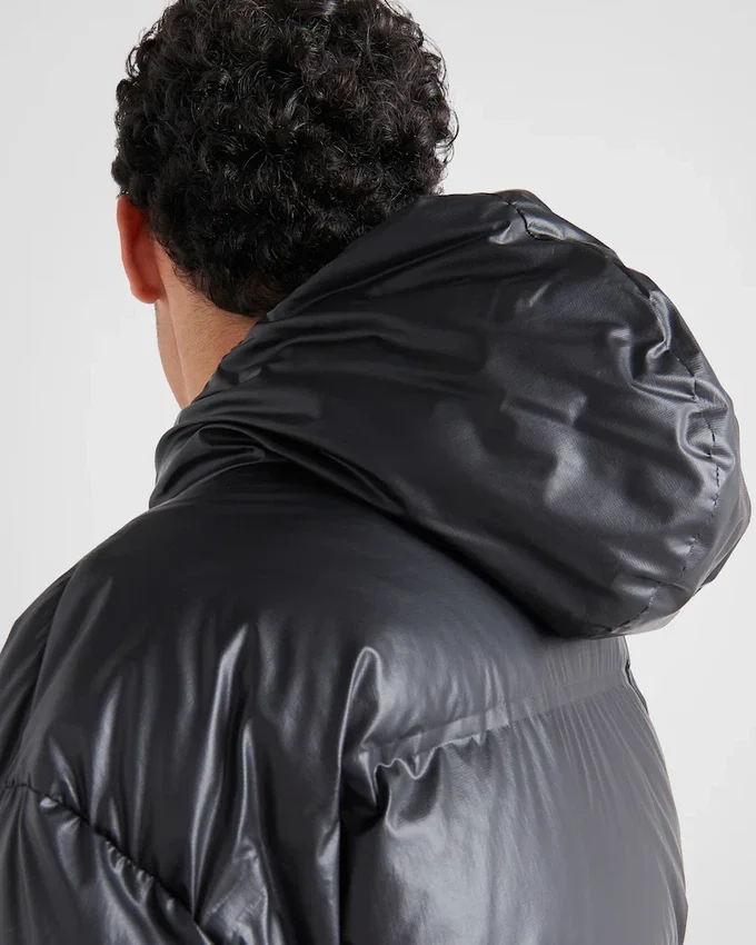 Chaqueta acolchada con capucha de Re-Nylon ligero Chaqueta acolchada con capucha de Re-Nylon ligero