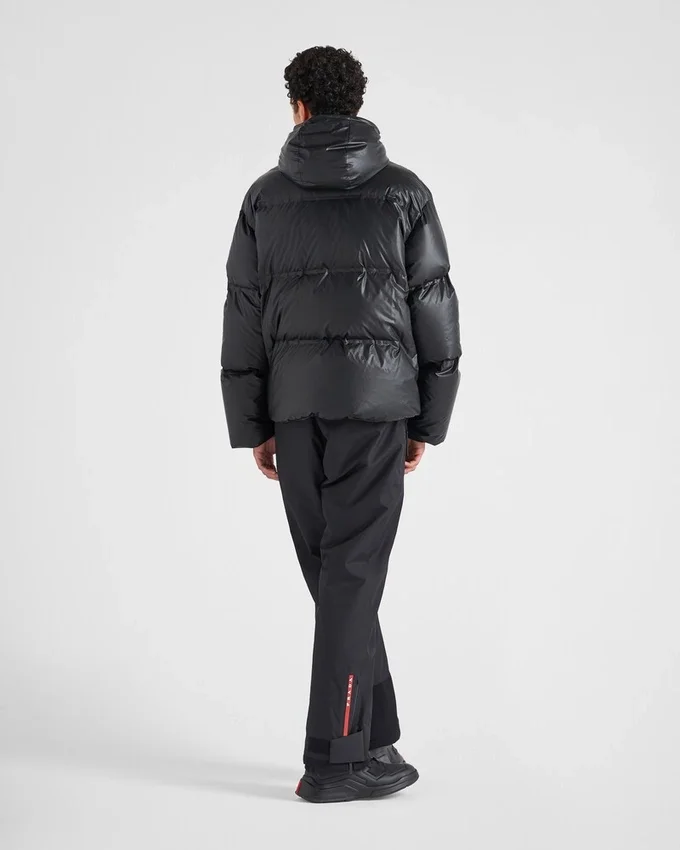 Chaqueta acolchada con capucha de Re-Nylon ligero Chaqueta acolchada con capucha de Re-Nylon ligero