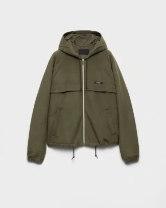 Chaqueta blusón con capucha de tejido técnico
