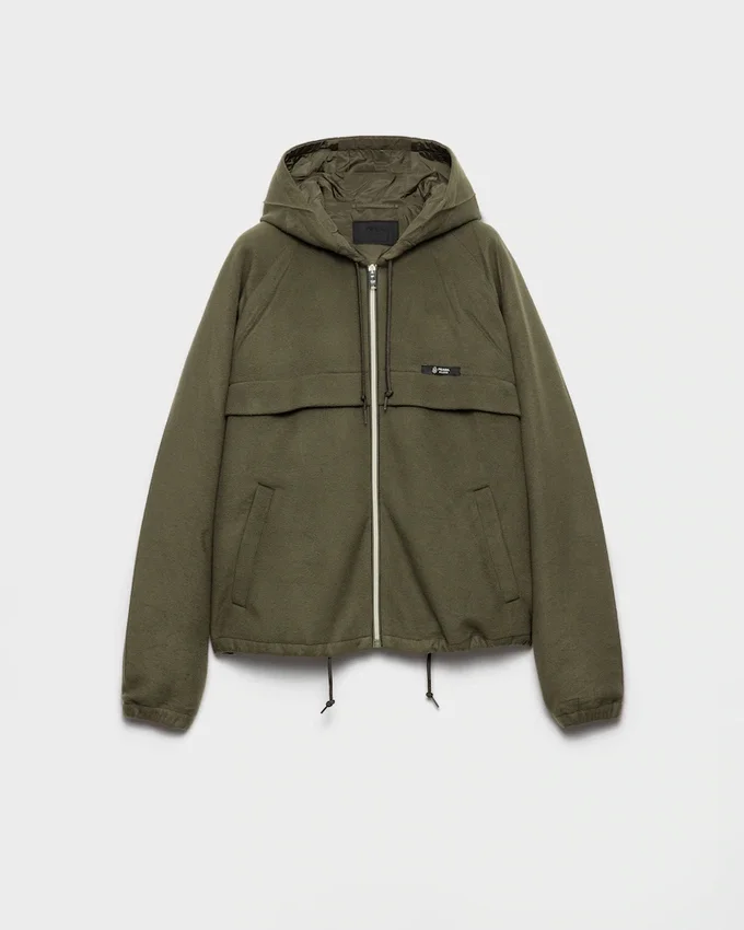 Chaqueta blusón con capucha de tejido técnico Chaqueta blusón con capucha de tejido técnico