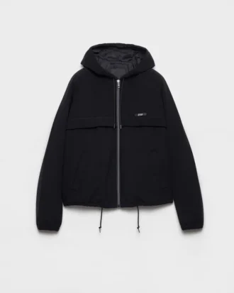 Chaqueta blusón con capucha de tejido técnico