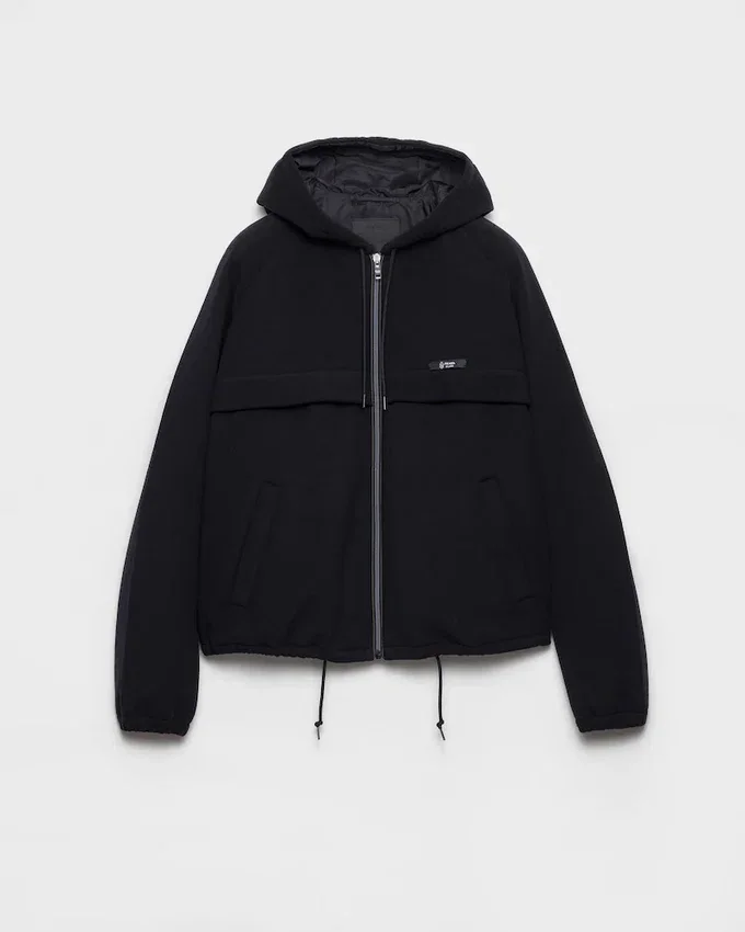 Chaqueta blusón con capucha de tejido técnico Chaqueta blusón con capucha de tejido técnico
