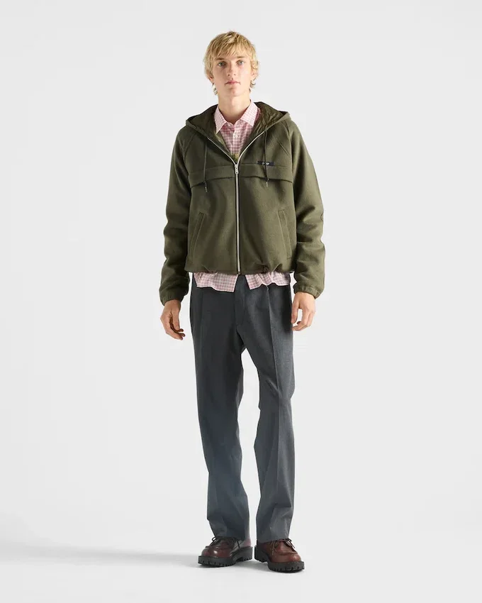 Chaqueta blusón con capucha de tejido técnico Chaqueta blusón con capucha de tejido técnico