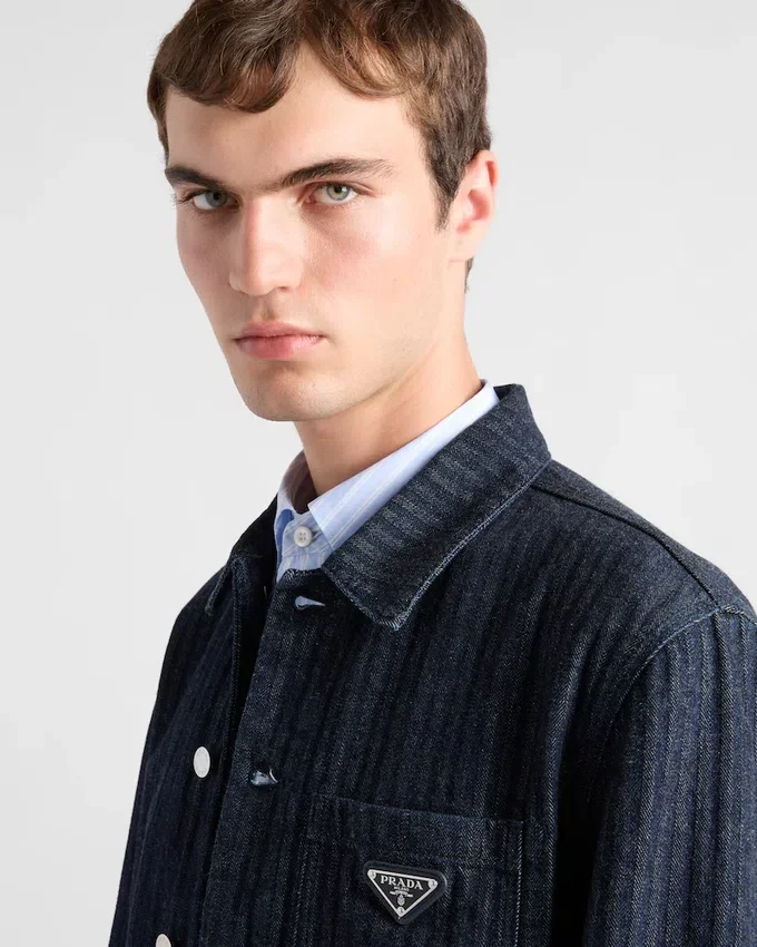 Chaqueta blusón de denim con diseño en chevron Chaqueta blusón de denim con diseño en chevron