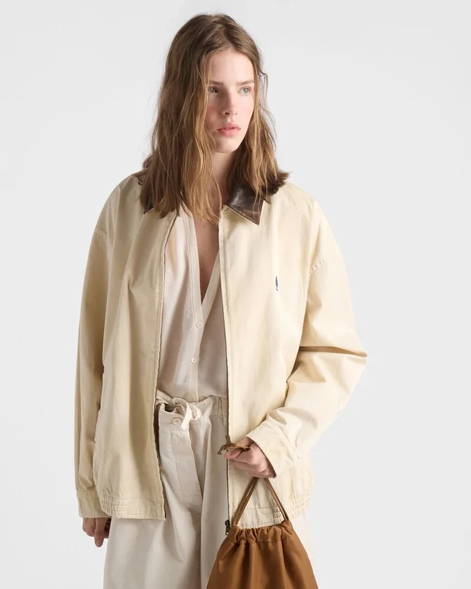 Chaqueta blusón de gabardina antigua teñida en prenda y bordada Chaqueta blusón de gabardina antigua teñida en prenda y bordada