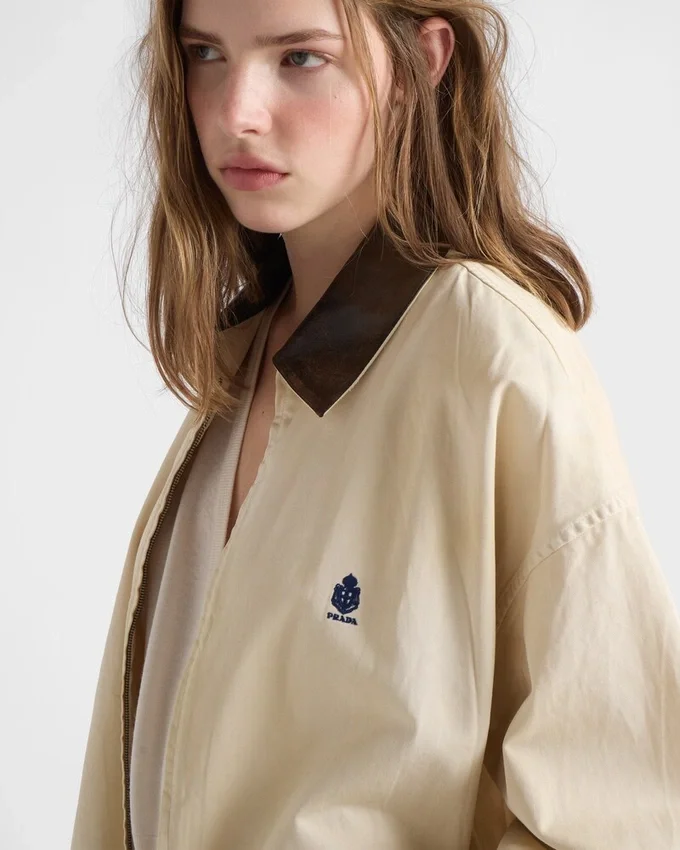 Chaqueta blusón de gabardina antigua teñida en prenda y bordada Chaqueta blusón de gabardina antigua teñida en prenda y bordada