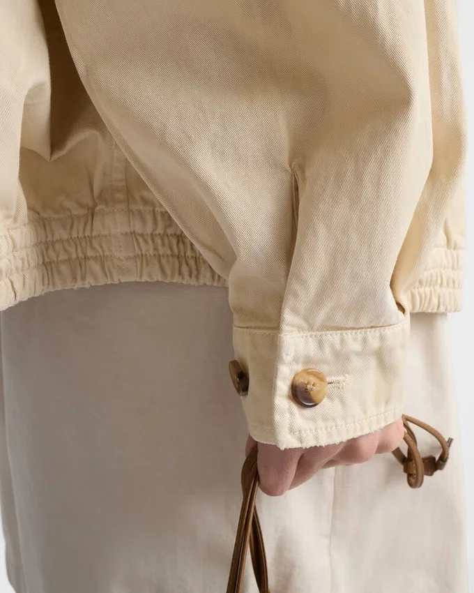 Chaqueta blusón de gabardina antigua teñida en prenda y bordada Chaqueta blusón de gabardina antigua teñida en prenda y bordada