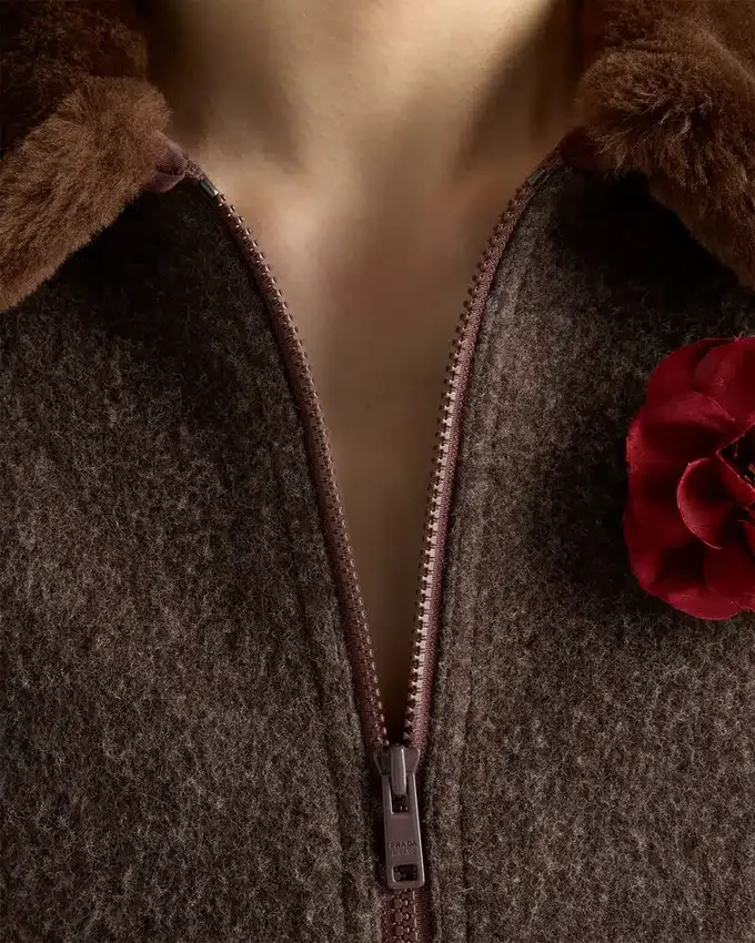Chaqueta blusón de lana con cuello de piel de oveja Chaqueta blusón de lana con cuello de piel de oveja