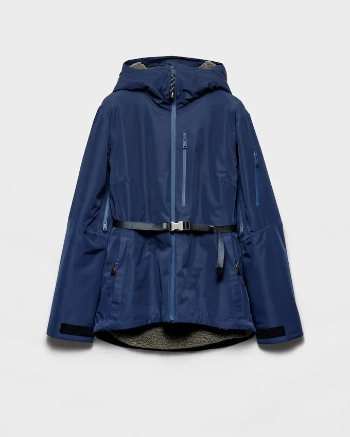 Chaqueta blusón de tejido técnico con capucha Chaqueta blusón de tejido técnico con capucha