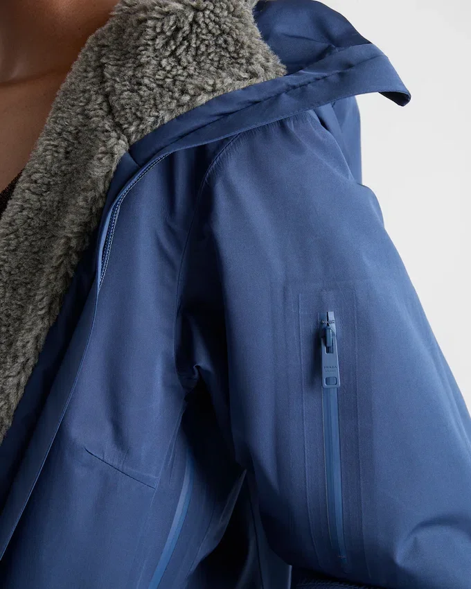 Chaqueta blusón de tejido técnico con capucha Chaqueta blusón de tejido técnico con capucha
