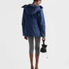 Chaqueta blusón de tejido técnico con capucha Chaqueta blusón de tejido técnico con capucha