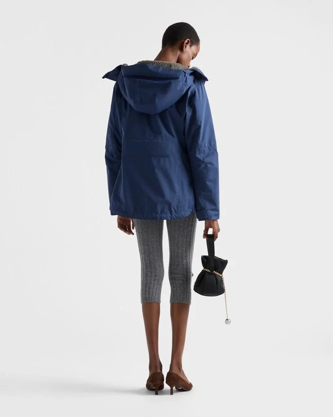 Chaqueta blusón de tejido técnico con capucha Chaqueta blusón de tejido técnico con capucha