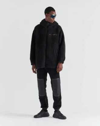 Chaqueta con capucha de forro polar reciclado