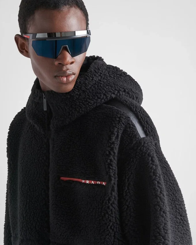 Chaqueta con capucha de forro polar reciclado Chaqueta con capucha de forro polar reciclado
