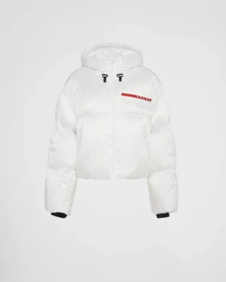 Chaqueta corta técnica de plumón en Re-Nylon