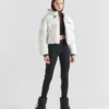Chaqueta corta técnica de plumón en Re-Nylon