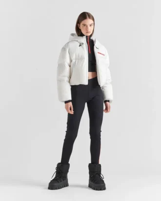 Chaqueta corta técnica de plumón en Re-Nylon