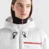 Chaqueta corta técnica de plumón en Re-Nylon