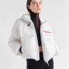 Chaqueta corta técnica de plumón en Re-Nylon