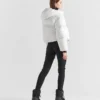 Chaqueta corta técnica de plumón en Re-Nylon