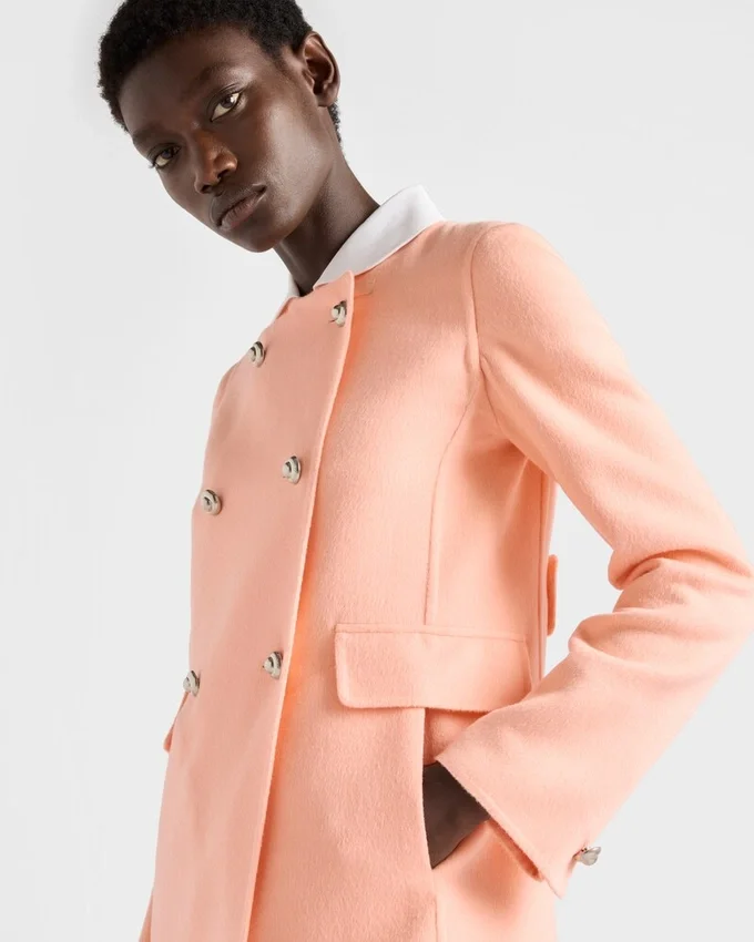 Chaqueta de cachemira ligera de doble botonadura Chaqueta de cachemira ligera de doble botonadura