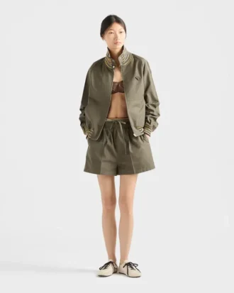 Chaqueta de cuello alto de popelín