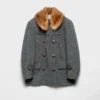 Chaqueta de doble botonadura con diseño en forma de V
