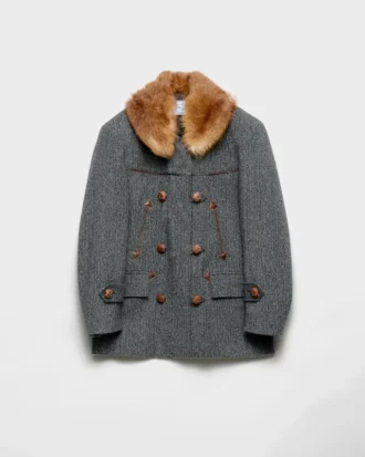 Chaqueta de doble botonadura con diseño en forma de V