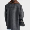 Chaqueta de doble botonadura con diseño en forma de V