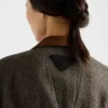 Chaqueta de lana Shetland con costura en zigzag y un solo botonero Chaqueta de lana Shetland con costura en zigzag y un solo botonero