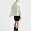 Chaqueta de plumón con capucha de tejido suave y peso medio Chaqueta de plumón con capucha de tejido suave y peso medio