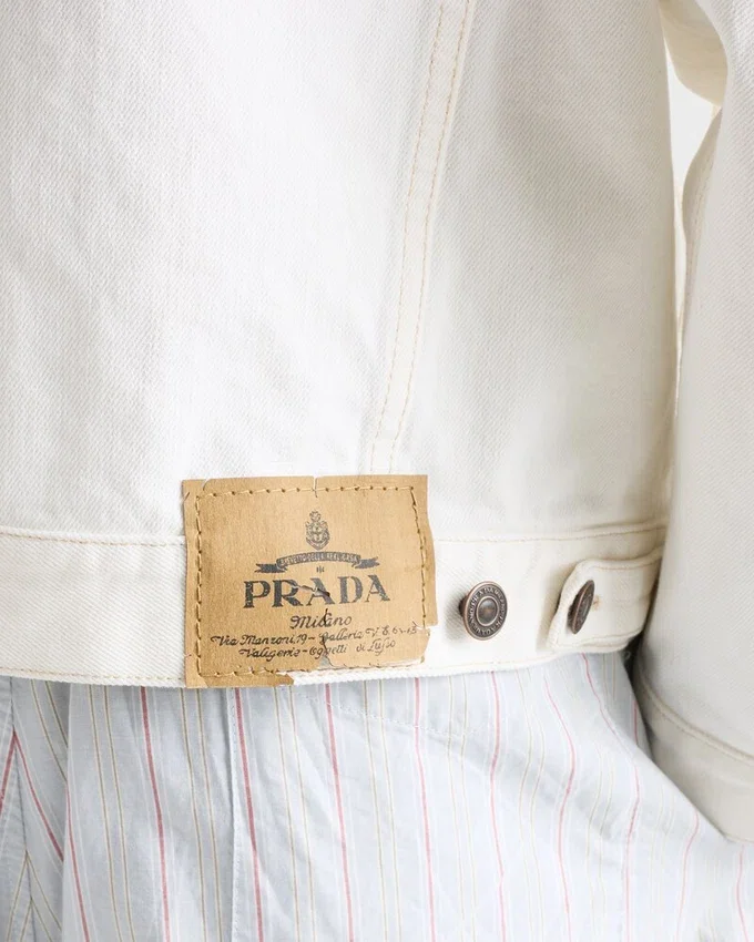 Chaqueta vaquera vintage con detalles de cuero Chaqueta vaquera vintage con detalles de cuero