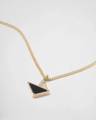 Collar con colgante Eternal Gold en oro amarillo con diamantes y ónix Collar con colgante Eternal Gold en oro amarillo con diamantes y ónix
