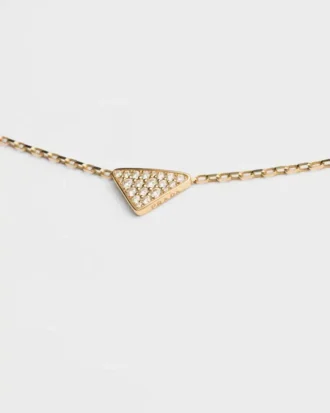Collar con colgante Micro Triangle de Eternal Gold en oro amarillo y diamantes Collar con colgante Micro Triangle de Eternal Gold en oro amarillo y diamantes