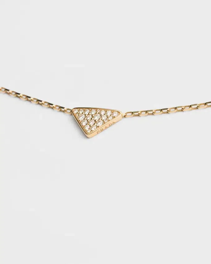 Collar con colgante Micro Triangle de Eternal Gold en oro amarillo y diamantes Collar con colgante Micro Triangle de Eternal Gold en oro amarillo y diamantes