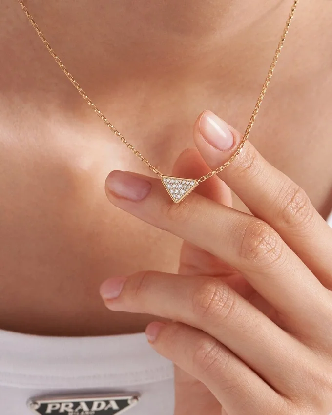 Collar con colgante Micro Triangle de Eternal Gold en oro amarillo y diamantes Collar con colgante Micro Triangle de Eternal Gold en oro amarillo y diamantes