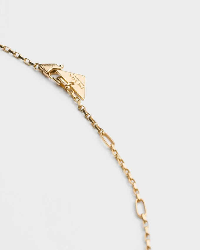 Collar con colgante Micro Triangle de Eternal Gold en oro amarillo y diamantes Collar con colgante Micro Triangle de Eternal Gold en oro amarillo y diamantes