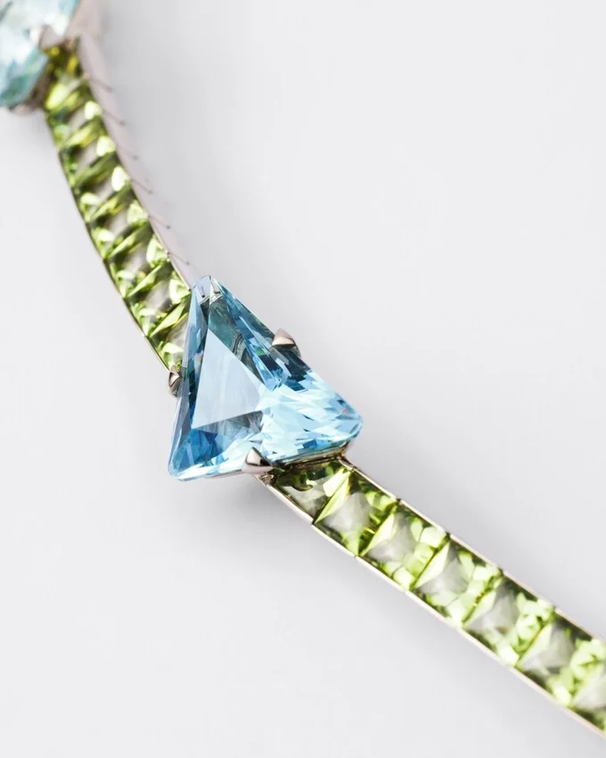 Collar Couleur Vivante – Oro blanco con aguamarina y peridoto Collar Couleur Vivante – Oro blanco con aguamarina y peridoto