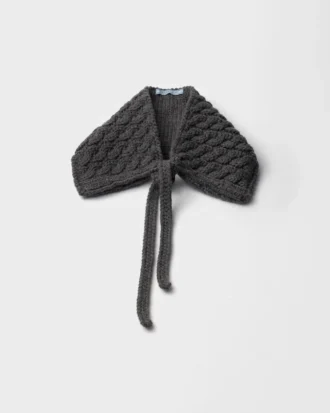 Cuello de lana con punto trenzado