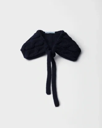 Cuello de lana con punto trenzado