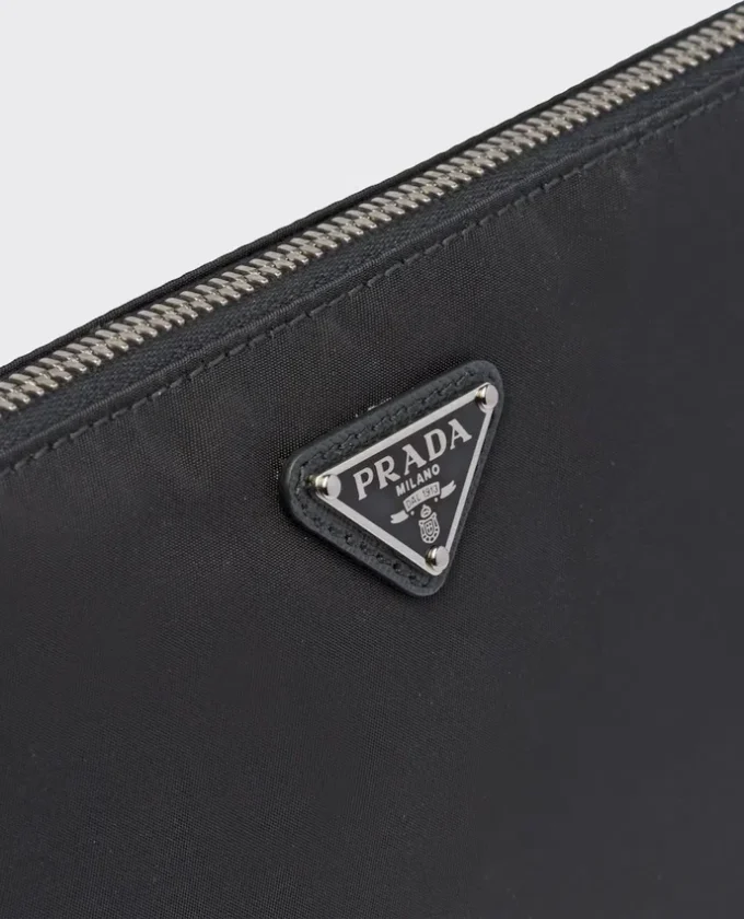 Estuche de Re-Nylon y piel Saffiano Estuche de Re-Nylon y piel Saffiano