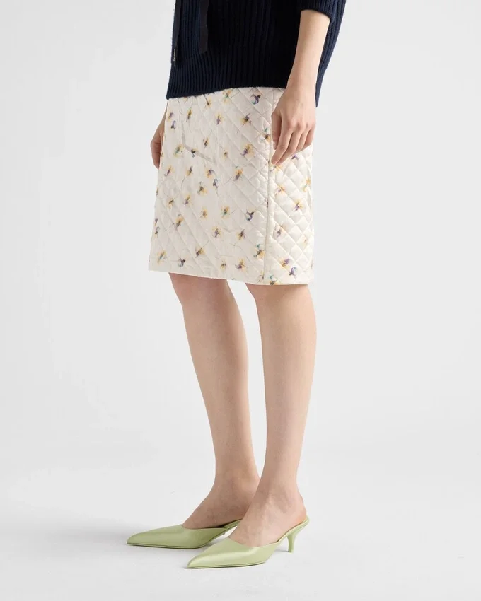Falda de satén acolchado con estampado floral Falda de satén acolchado con estampado floral