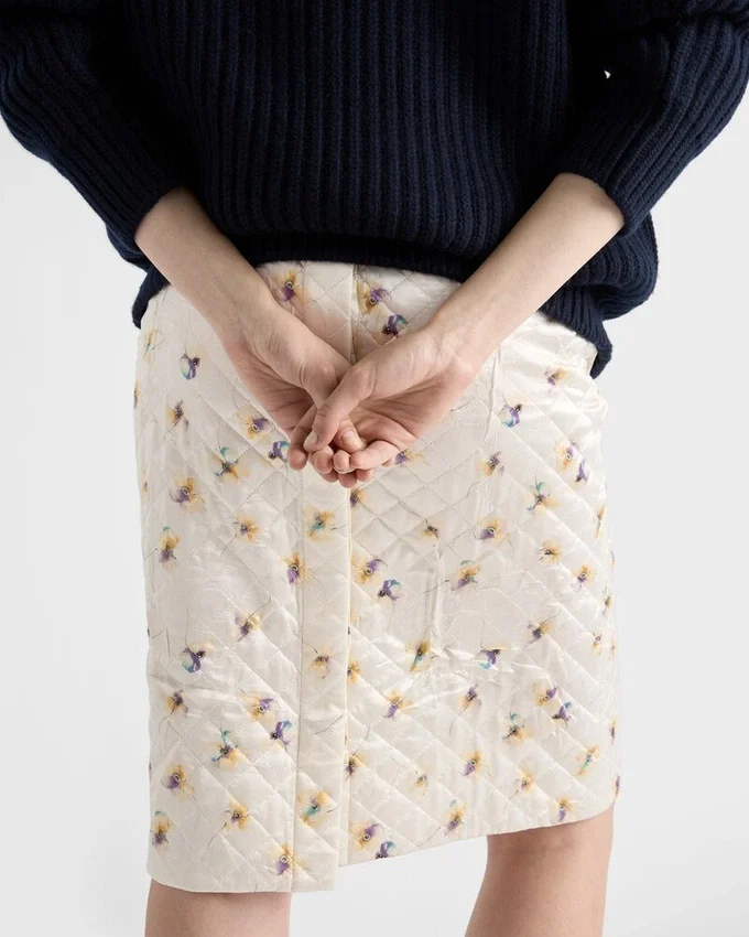 Falda de satén acolchado con estampado floral Falda de satén acolchado con estampado floral