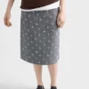 Falda midi de lana con rayas finas adornada Falda midi de lana con rayas finas adornada