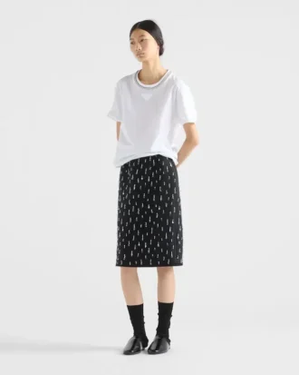 Falda midi de neopreno bordada