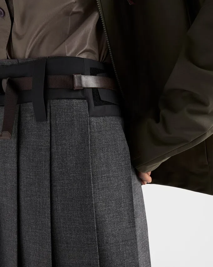 Falda plisada de hoppack y tejido técnico Falda plisada de hoppack y tejido técnico